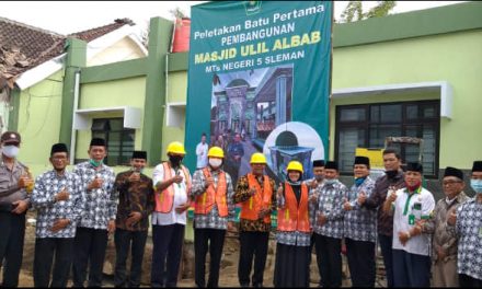 KaKanwil Kemenag DIY Meletakkan Batu Pertama Pembangunan Masjid MTsN 5 Sleman