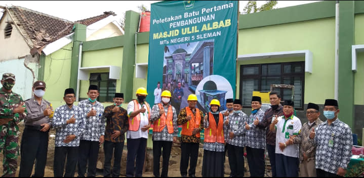 KaKanwil Kemenag DIY Meletakkan Batu Pertama Pembangunan Masjid MTsN 5 Sleman