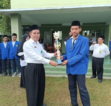 DASYAT, PESERTA DIDIK MTsN 5 SLEMAN JUARA 1 O2SN BADMINTON TINGKAT PROVINSI DIY