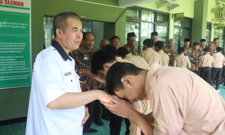 MTsN 5 SLEMAN GELAR SYAWALAN DAN HALAL BI HALAL DENGAN TUKAR KADO