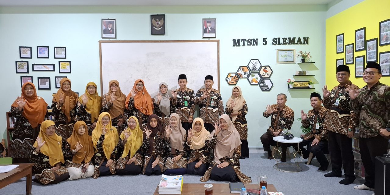 MTSN 3 SLEMAN NGANGSU KAWERUH KE PERPUSTAKAAN MTSN 5 SLEMAN