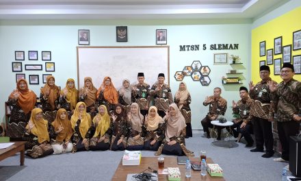 MTSN 3 SLEMAN NGANGSU KAWERUH KE PERPUSTAKAAN MTSN 5 SLEMAN