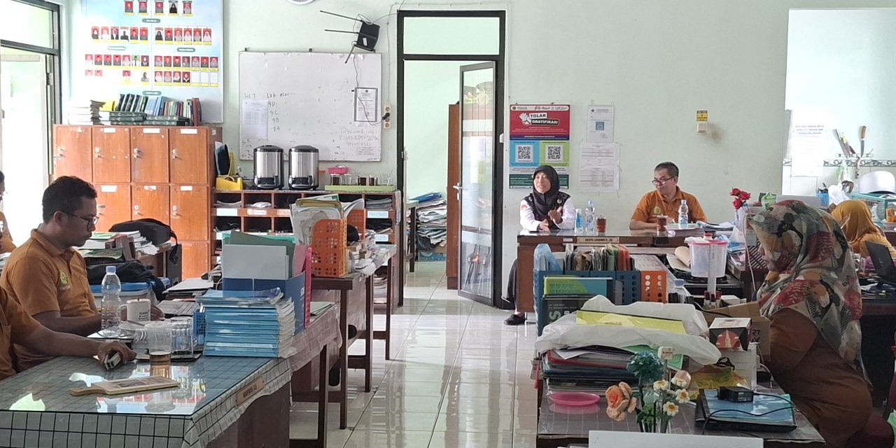 ASIH BUDIATI, S.PD., M.SC BERIKAN ARAHAN KE MTSN 5 SLEMAN