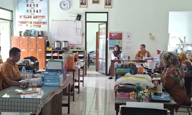 ASIH BUDIATI, S.PD., M.SC BERIKAN ARAHAN KE MTSN 5 SLEMAN