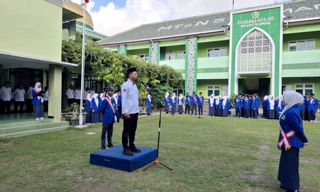 Pesan Pak Adhin dalam Upacara MTsN 5 Sleman, Belajar Ibarat Menanam Buah