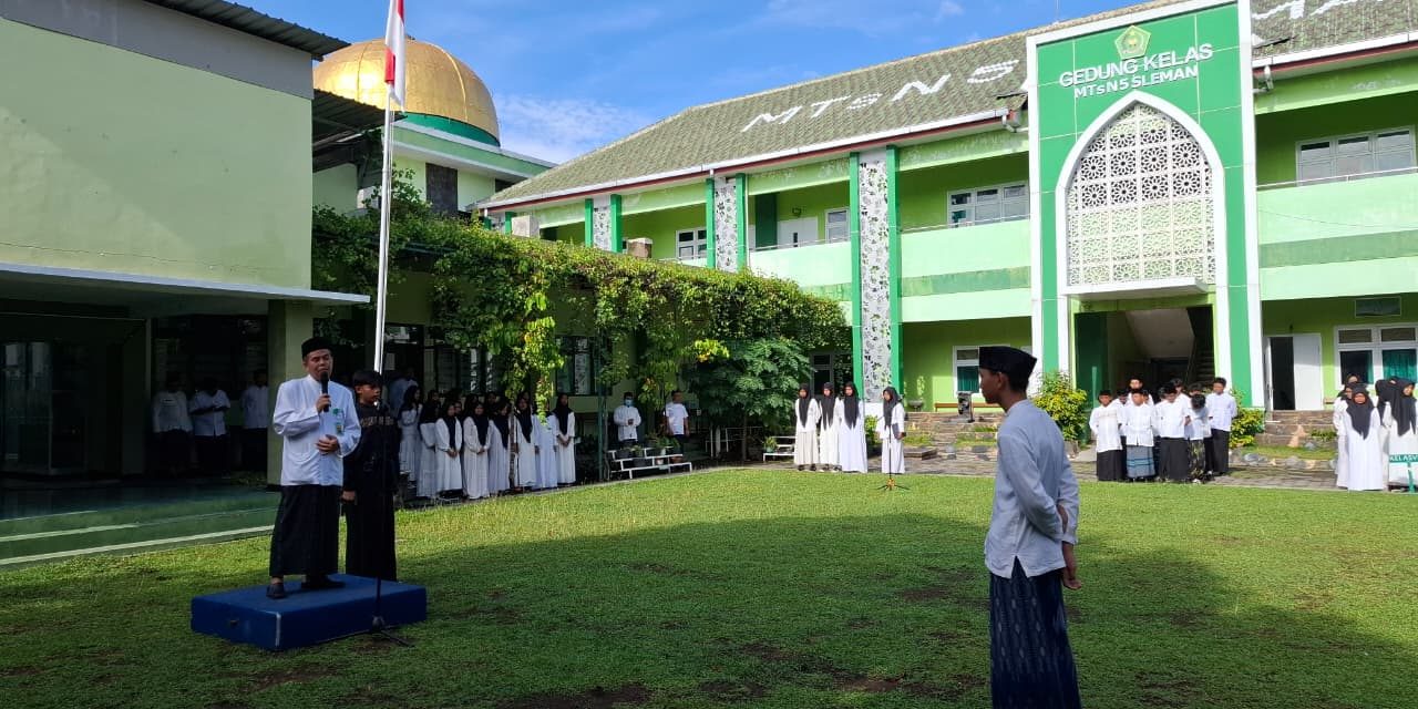 MTSN 5 SLEMAN GELAR UPACARA HARI SANTRI NASIONAL, TANAMKAN NILAI TAWADUK DAN SEMANGAT MENUNTUT ILMU