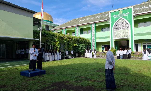 MTSN 5 SLEMAN GELAR UPACARA HARI SANTRI NASIONAL, TANAMKAN NILAI TAWADUK DAN SEMANGAT MENUNTUT ILMU