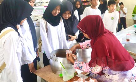 Ngaji Muamalah di Pasar Godean, MTsN 5 Sleman Hadirkan Pembelajaran Langsung di Tengah Masyarakat