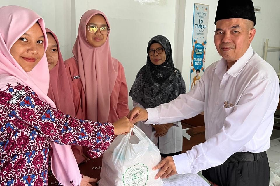 Tebar Kepedulian Ramadhan, MTsN 5 Sleman Salurkan Zakat Fitrah kepada Mustahik