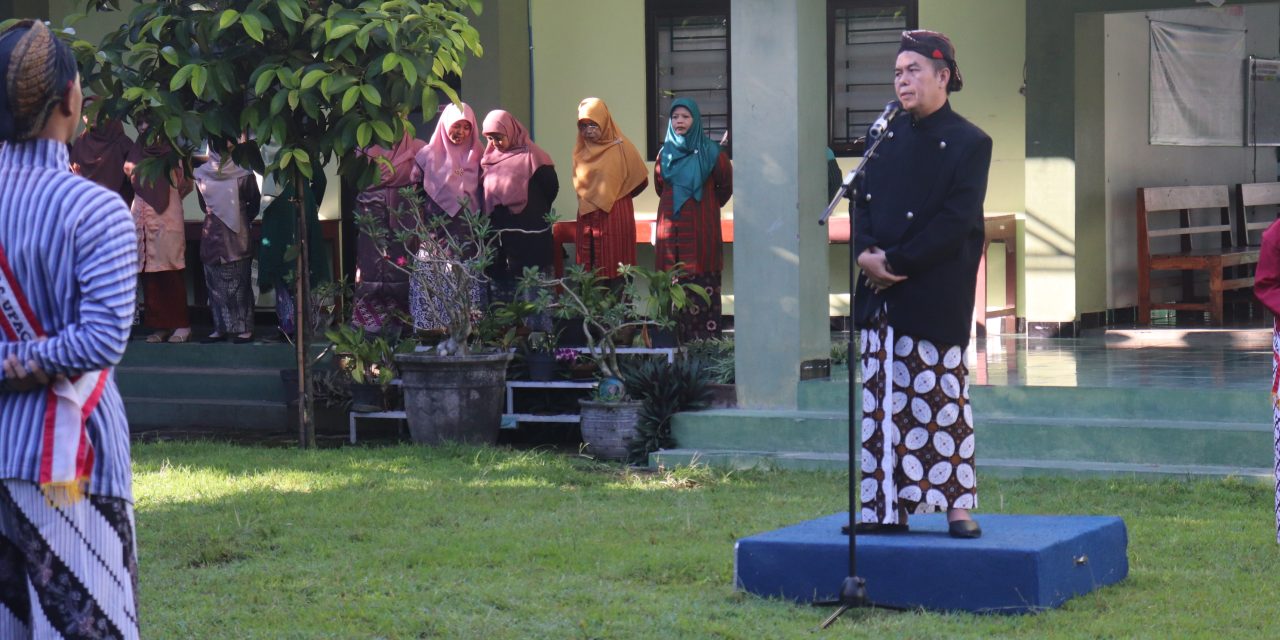 Berbusana Khas DIY, MTsN 5 Sleman Gelar Upacara Khidmat Peringati Hari Pendidikan Nasional 2026
