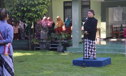 Berbusana Khas DIY, MTsN 5 Sleman Gelar Upacara Khidmat Peringati Hari Pendidikan Nasional 2026