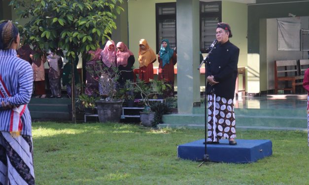 Berbusana Khas DIY, MTsN 5 Sleman Gelar Upacara Khidmat Peringati Hari Pendidikan Nasional 2026