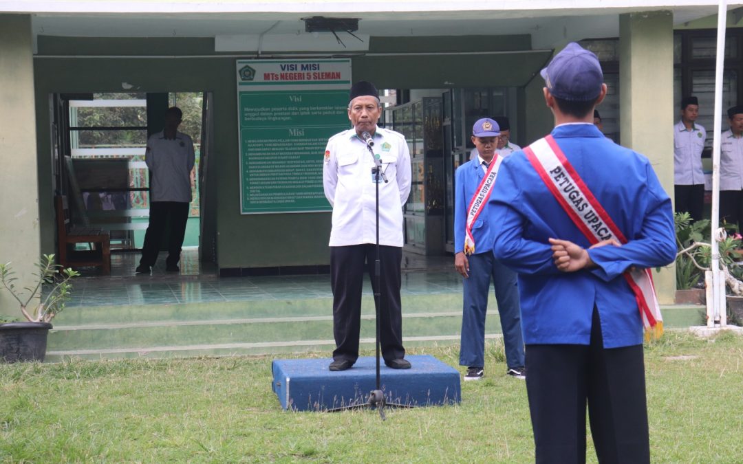 “Tanganmu Harimaumu”: MTsN 5 Sleman Tanamkan Etika Berdigital dalam Upacara Bendera