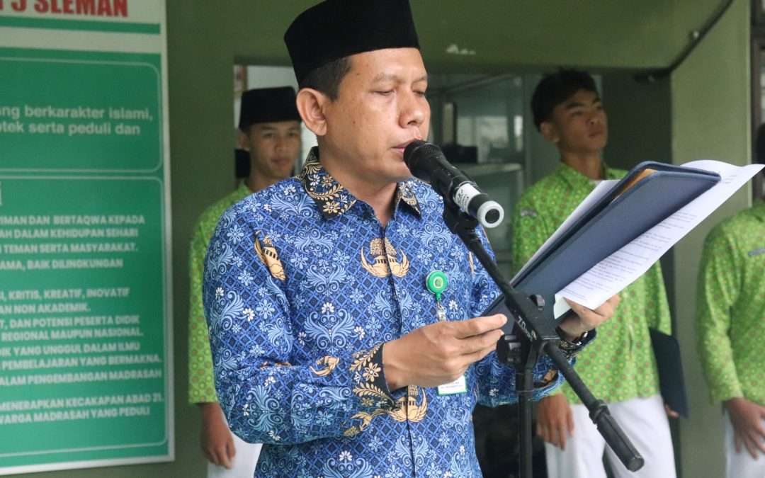 Diguyur Hujan, MTsN 5 Sleman Tetap Khidmat Gelar Upacara Hari Sumpah Pemuda ke-98